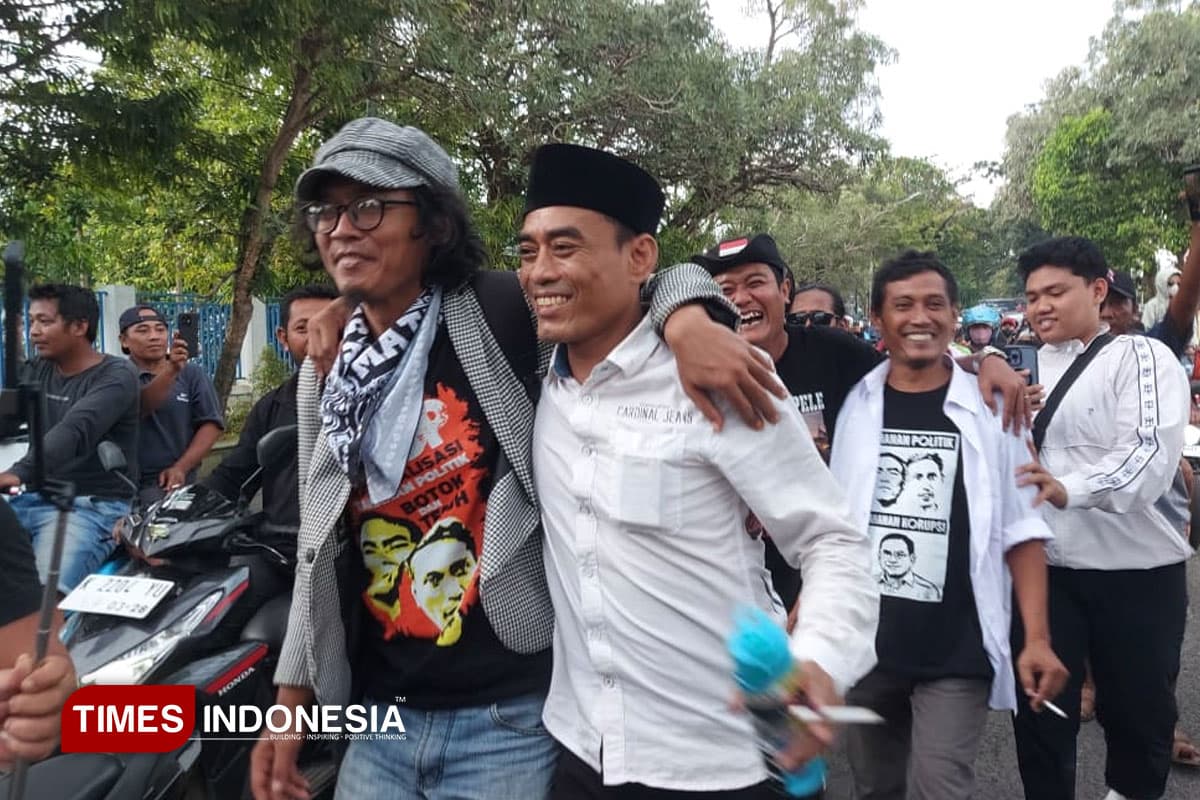 Hirup Udara Bebas, Botok dan Teguh Dikawal Massa Menuju Alun-alun Pati