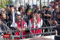 Divonis Bebas dengan Pengawasan, Kepulangan Botok Disambut Isak Tangis dan Kawalan Warga Pati