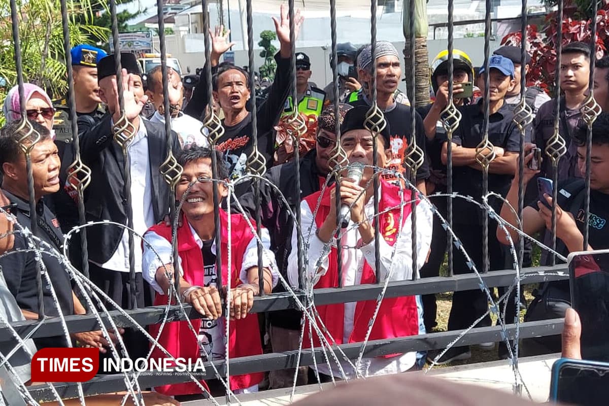 Divonis Bebas dengan Pengawasan, Botok Pulang Disambut Tangis dan Kawalan Warga Pati